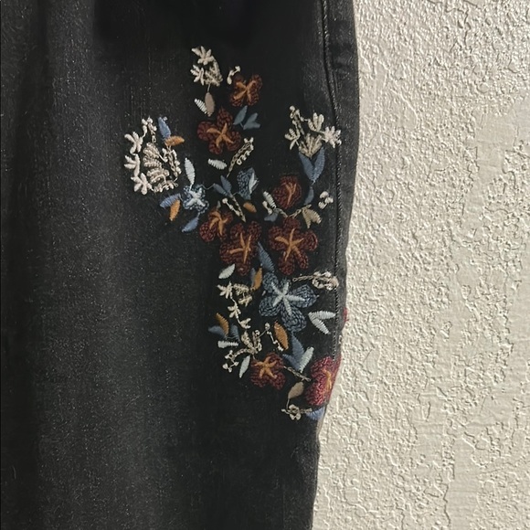 Black Ankle Cropped Jeans with Floral Embroidery - Picture 2 of 8